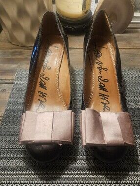 STUNNING LANVIN PATENT LEATHER PUMPS W/BIG PINK BOW.MADE IN ITALY.